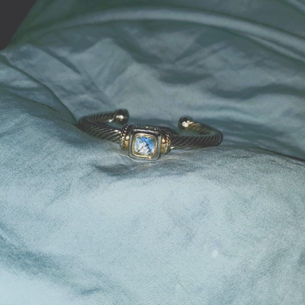 Brycelet with the burst stone in the middle